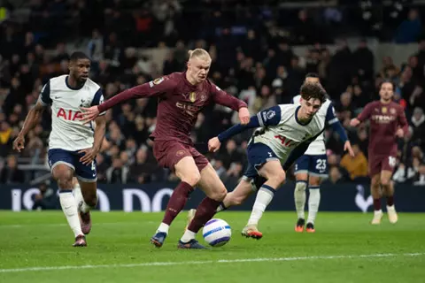 بين مرونة فرانك وقوة جوارديولا.. قراءة فنية لقمة مانشستر سيتي وتوتنهام (تحليل)